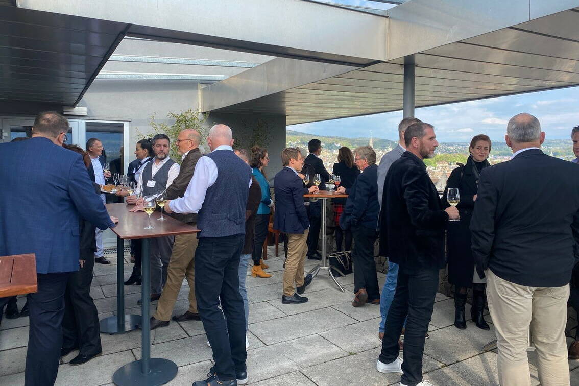 40 invités ont répondu à l'invitation au dîner de fête sur les toits de Zurich avec vue sur le lac et les montagnes.