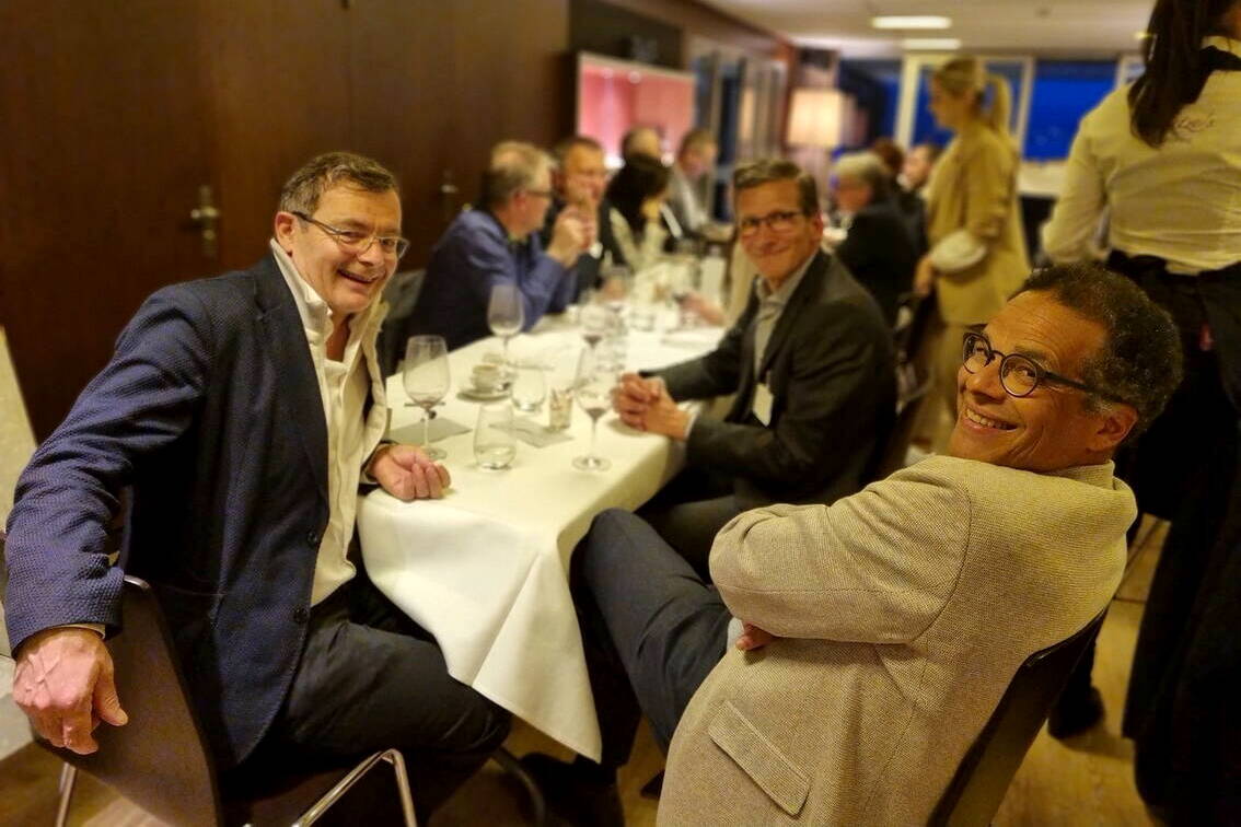 Vivaci discussioni al tavolo (da sinistra a destra): Christian Zünd (CEO Società impiegati commercio Svizzera), Armin Haas e Chester Romanutti (Direttore di examen.ch AG).